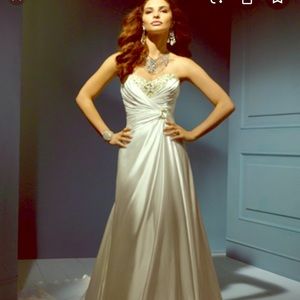 AlfredAngelo PlusSize WeddingGown w Running Train